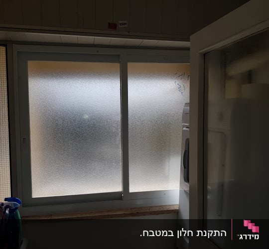 חלון אלומיניום עם זכוכית חלבית